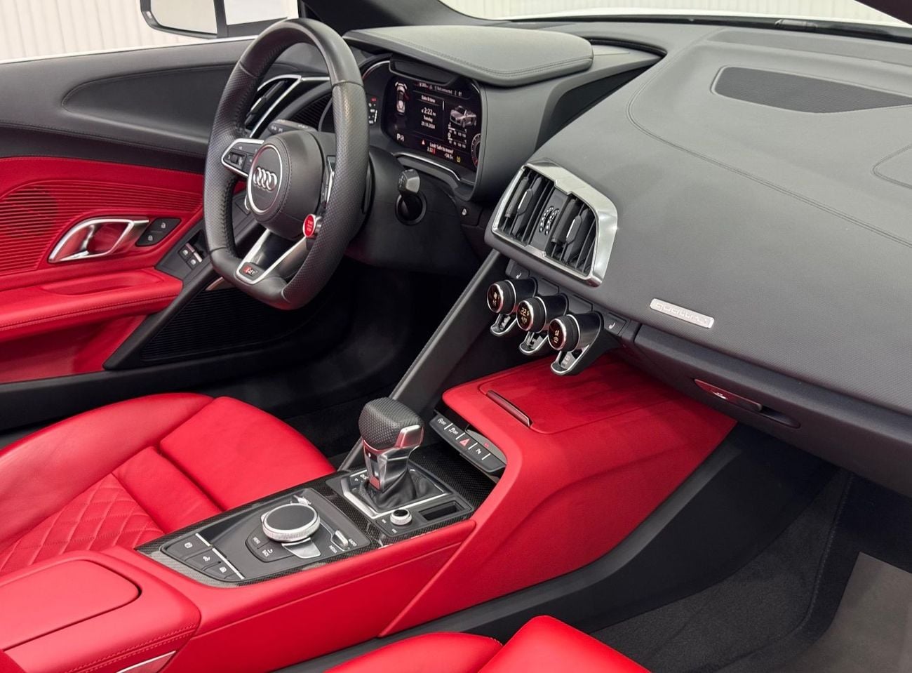 Audi R8 Spyder Std 5.2L 2017 Audi R8 Spyder V10, Warranty, Full Service History, Carbon Fiber Package, Very 