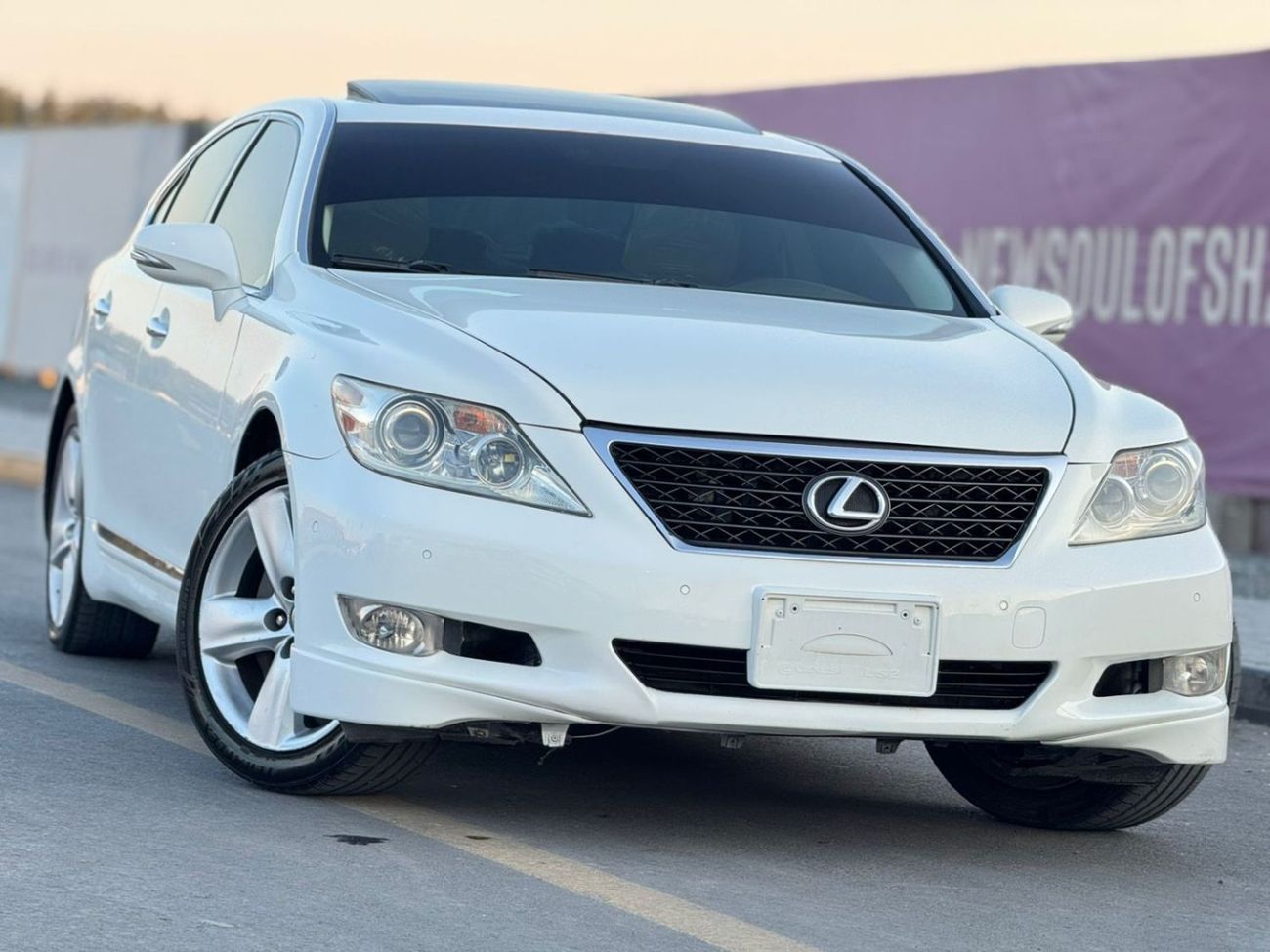 لكزس LS 460 L 4.6L In excellent condition and requires no expense