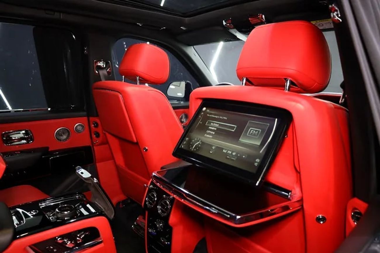 Rolls-Royce Cullinan Black Badge Kit, FACELIFT, Bespoke Audio, Executive Rear Seats w/ Entertainment, GCC!!