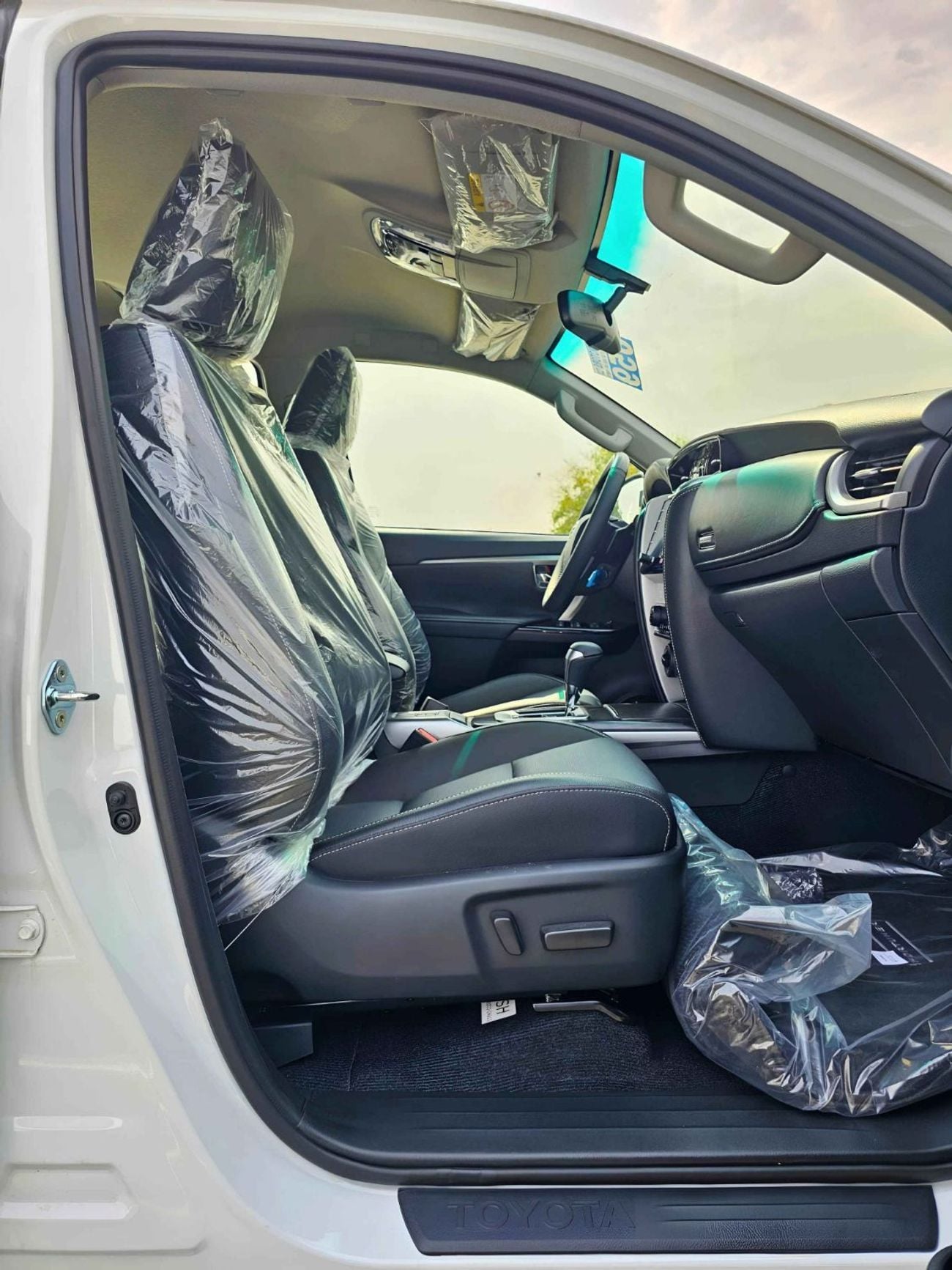 تويوتا فورتونر SR5 ADVENTURE | 4.0L V6 PETROL | FRONT PWR SEATS | PUSH START | DIFF LOCK AUTO A/C (CODE # F6HA)