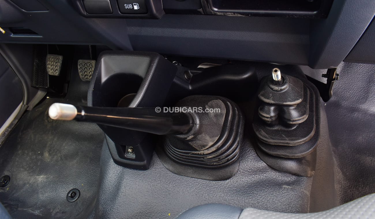 تويوتا لاند كروزر بيك آب 4.0L V6 Petrol