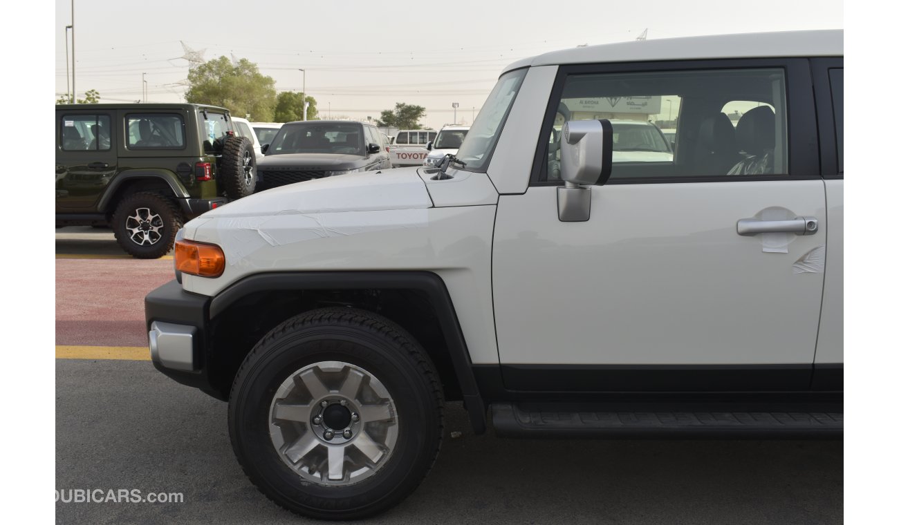 Toyota FJ Cruiser 4.0L Pet A/T - 21YM - White/Grey