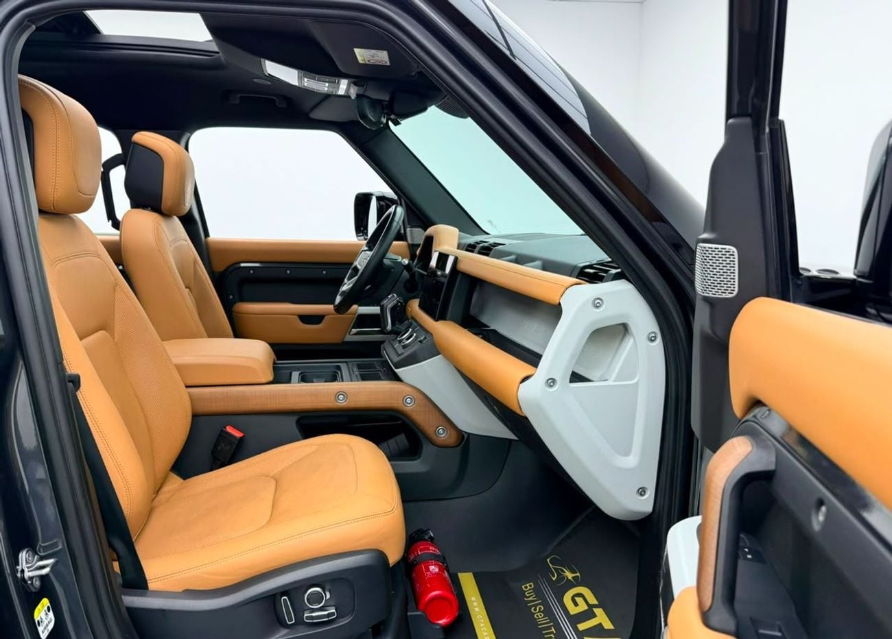 Land Rover Defender 130 HSE P400 2023 Land Rover Defender 130 HSE P400, 5 Year LR Warranty + Service Pack, 8 Seater, GCC