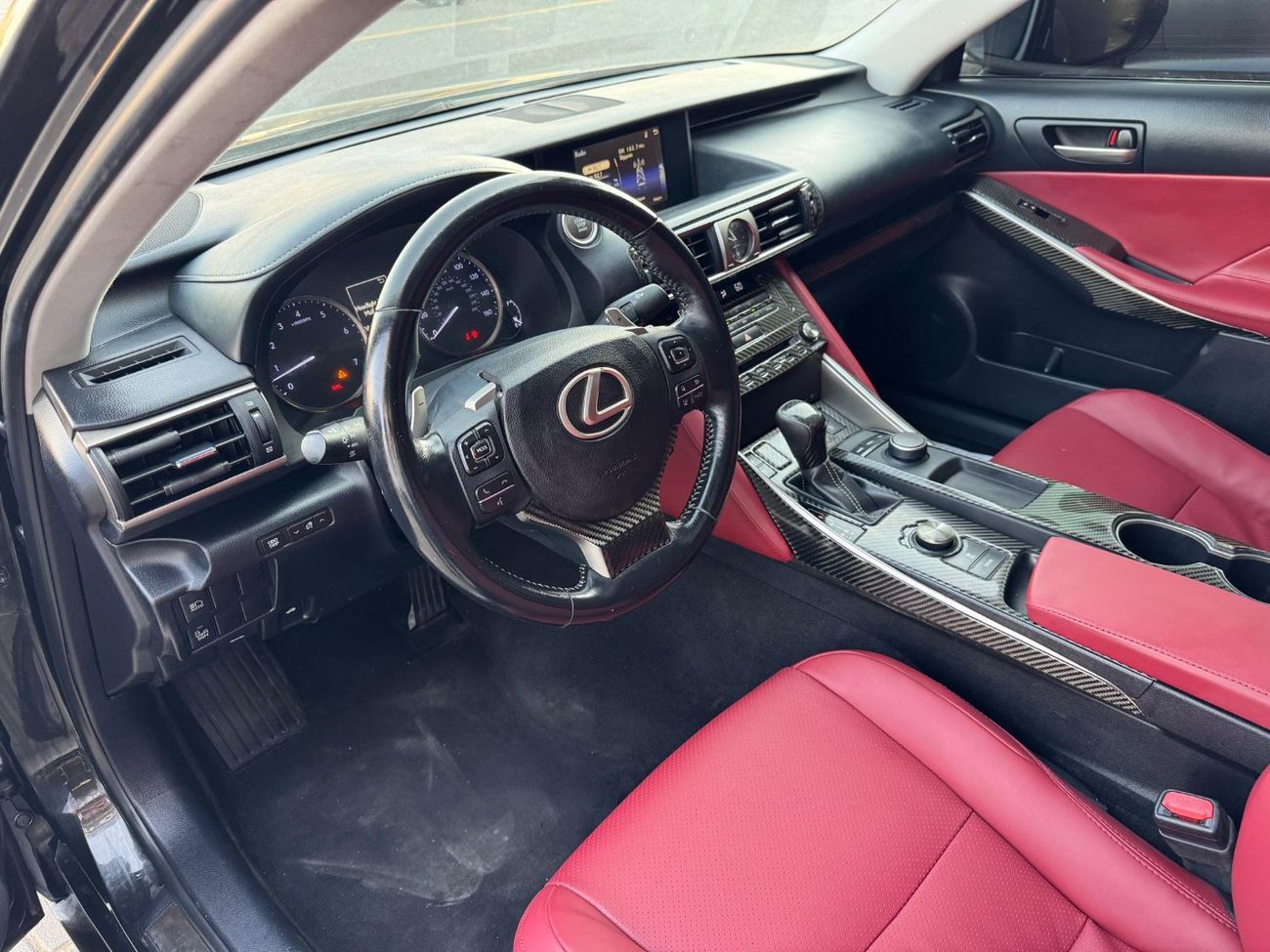 لكزس IS 350 محرك V6 سعة 3.5 لتر / طقم F-SPORT / استهلاك منخفض للموارد / رادار / قراءة المسار / مقاعد تبريد وتدفئ