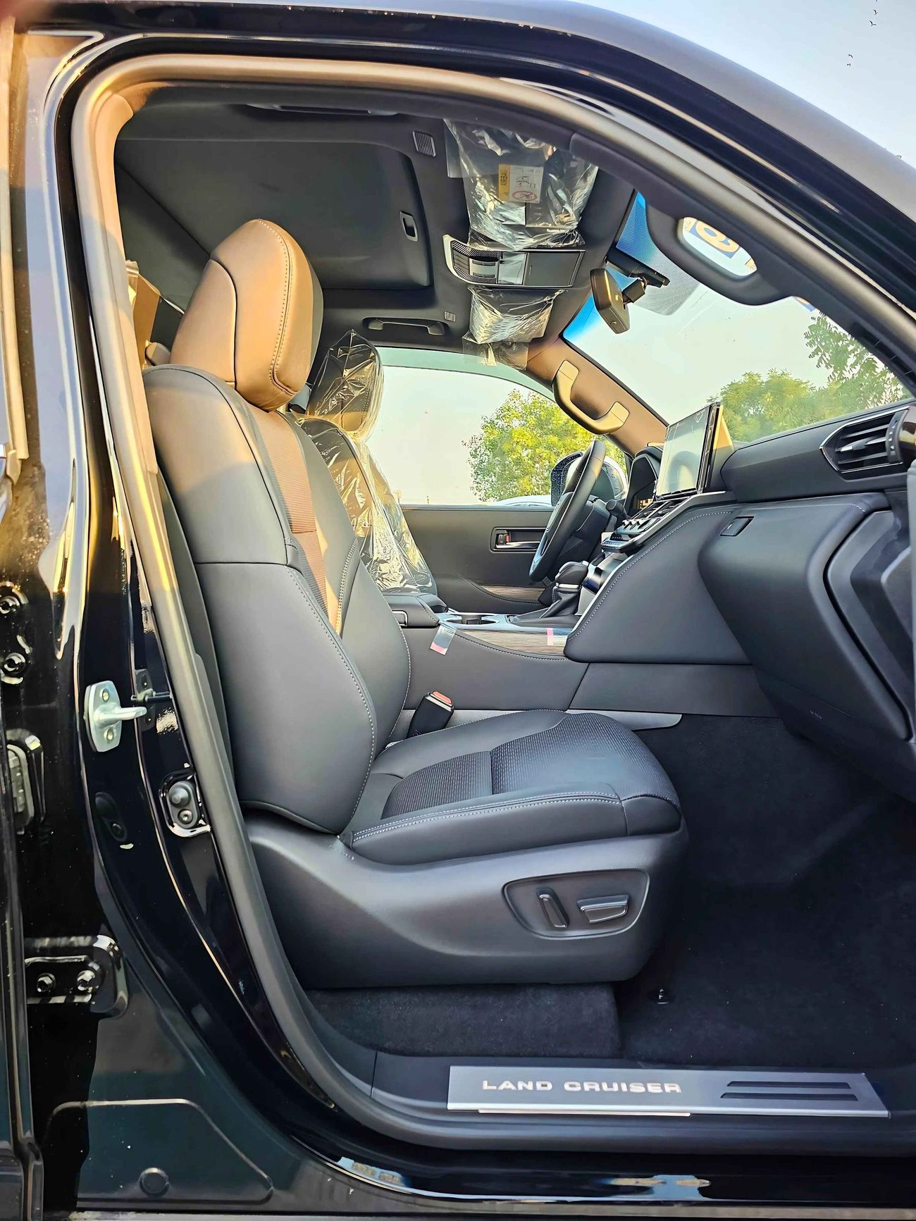 تويوتا لاند كروزر VX / LC300 VX / 4.0L PETROL / BIG DVD / JBL SPEAKERS / SUNROOF / FULL OPTION (CODE# VX)