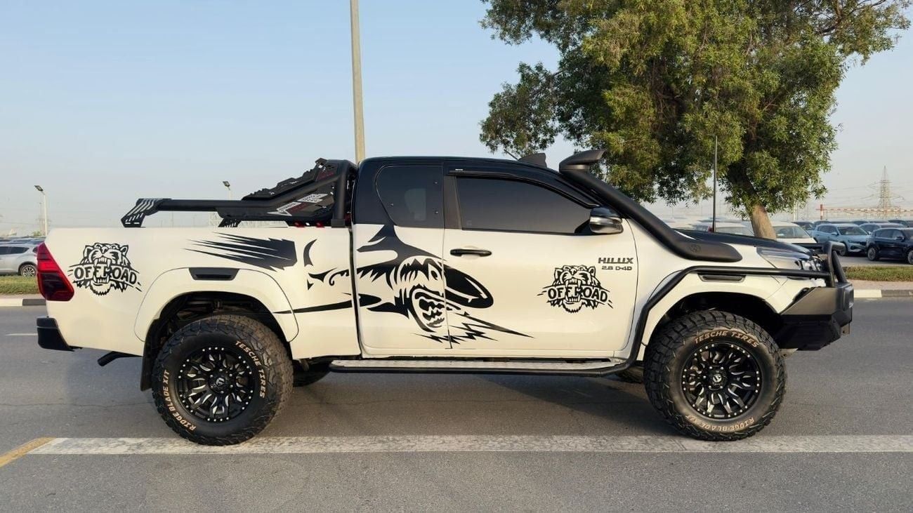 Toyota Hilux SMART CAB | PREMIUM BULL BAR WITH LED FOCUSED LIGHTS | 2.8L DIESEL ENGINE | 2023