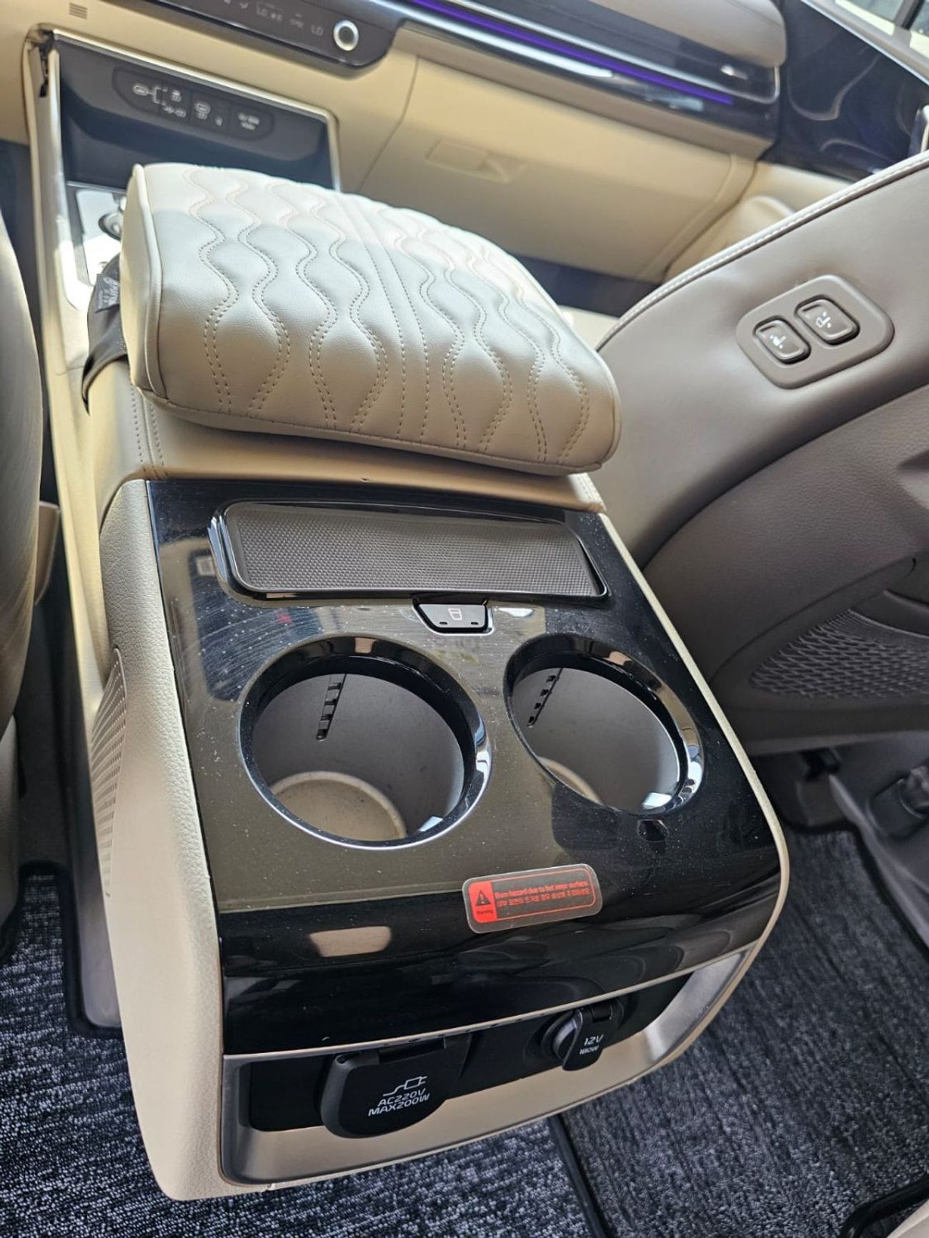 Kia Carnival Hi limousine vip 3.5L Automatic. Van