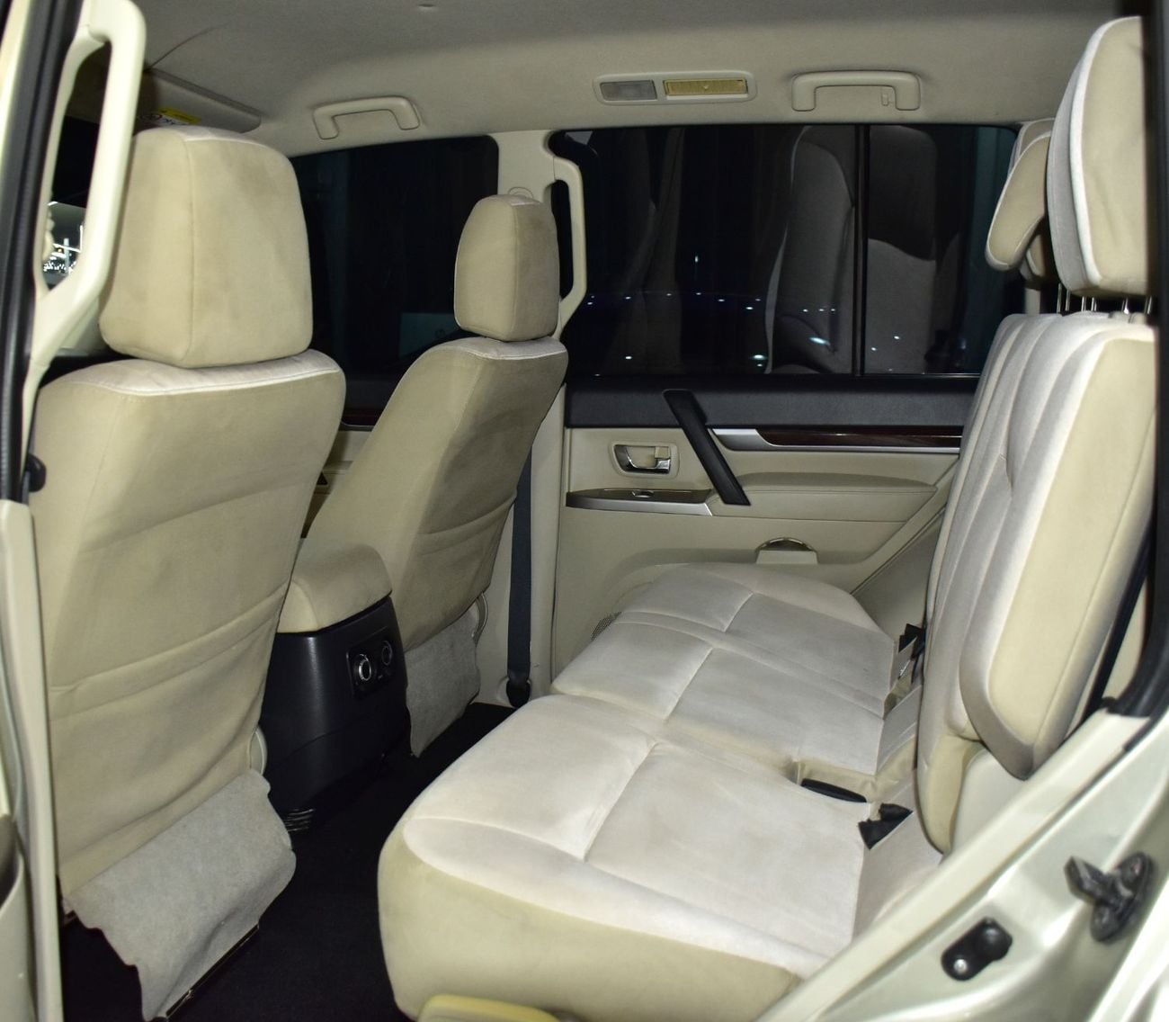 ميتسوبيشي باجيرو EXCELLENT DEAL for our Mitsubishi Pajero GLS ( 2017 Model ) in Golden Color GCC Specs