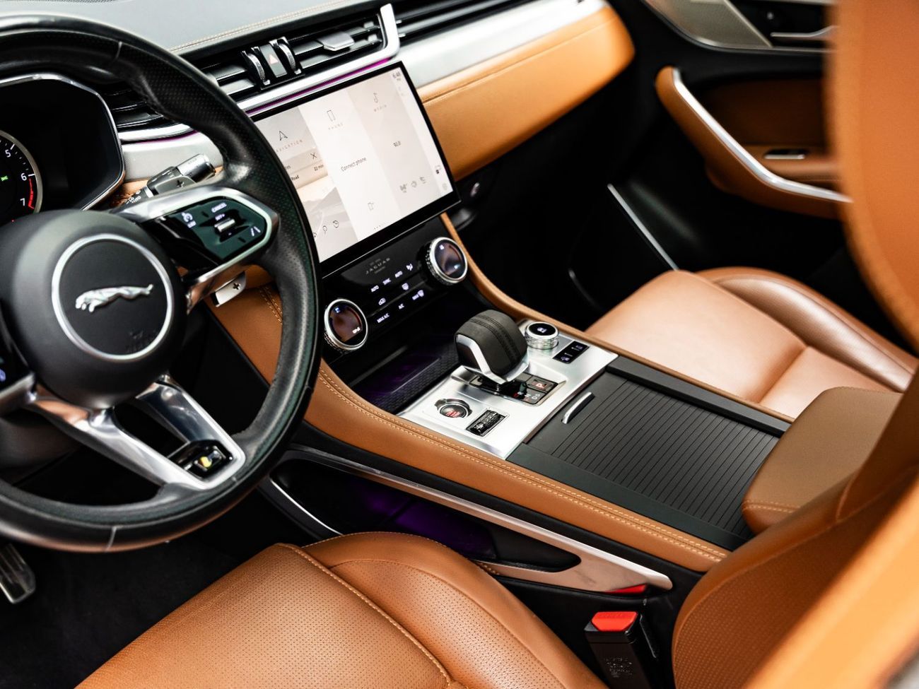 جاكوار F بيس R-Dynamic SE 2.0L