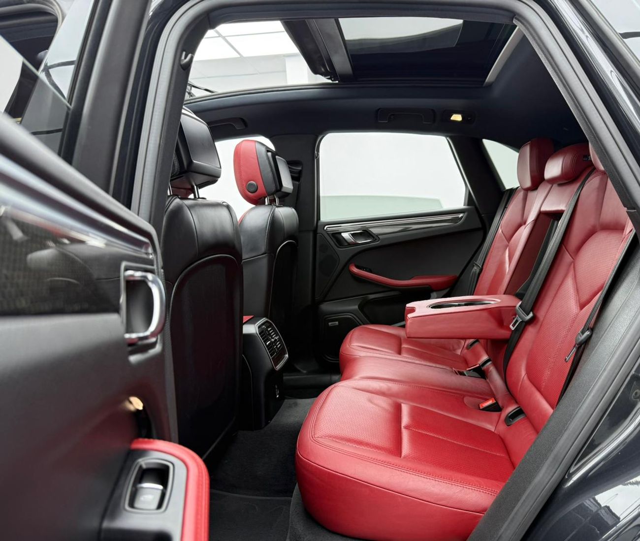 Porsche Macan Std 2.0L (252 HP) 2018 Porsche Macan, Warranty, Full Service History, Excellent Condition, GCC