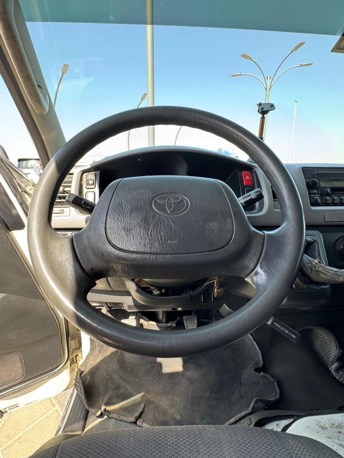 Toyota Hiace GL - Standard Roof 2.7L