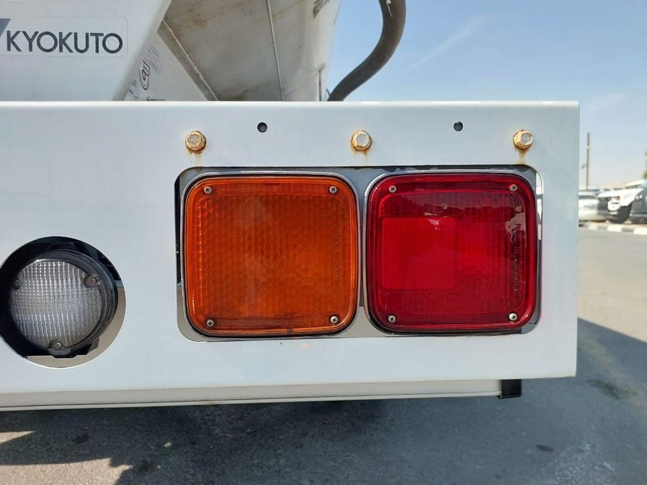 ميتسوبيشي فايتر MITSUBISHI FIGHTER WATER TANKER TRUCK RHD 2001 MODEL 8.2 L DIESEL MANUAL(PM50931)