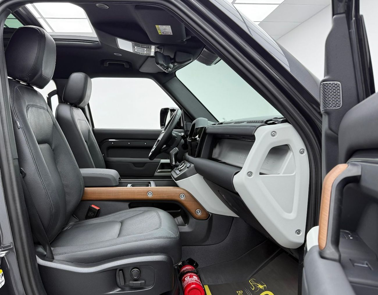 Land Rover Defender P300 110 2.0L (5 Seater) 2024 Land Rover Defender 110 SE P300, 2026 LR Warranty, 2029 LR Service Pac