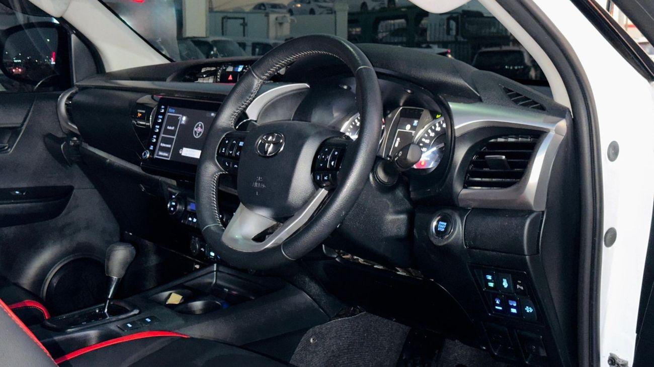 تويوتا هيلوكس SMART CAB | PREMIUM BULL BAR INSTALLED | RHD | 2023 | 2.8L DIESEL ENGINE | AUTOMATIC  | PUSH START E