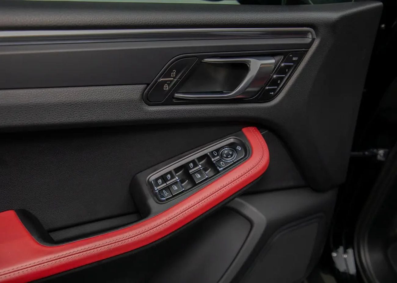 Porsche Macan STANDARD Dealer Service • Sport Chrono • AWD • GCC