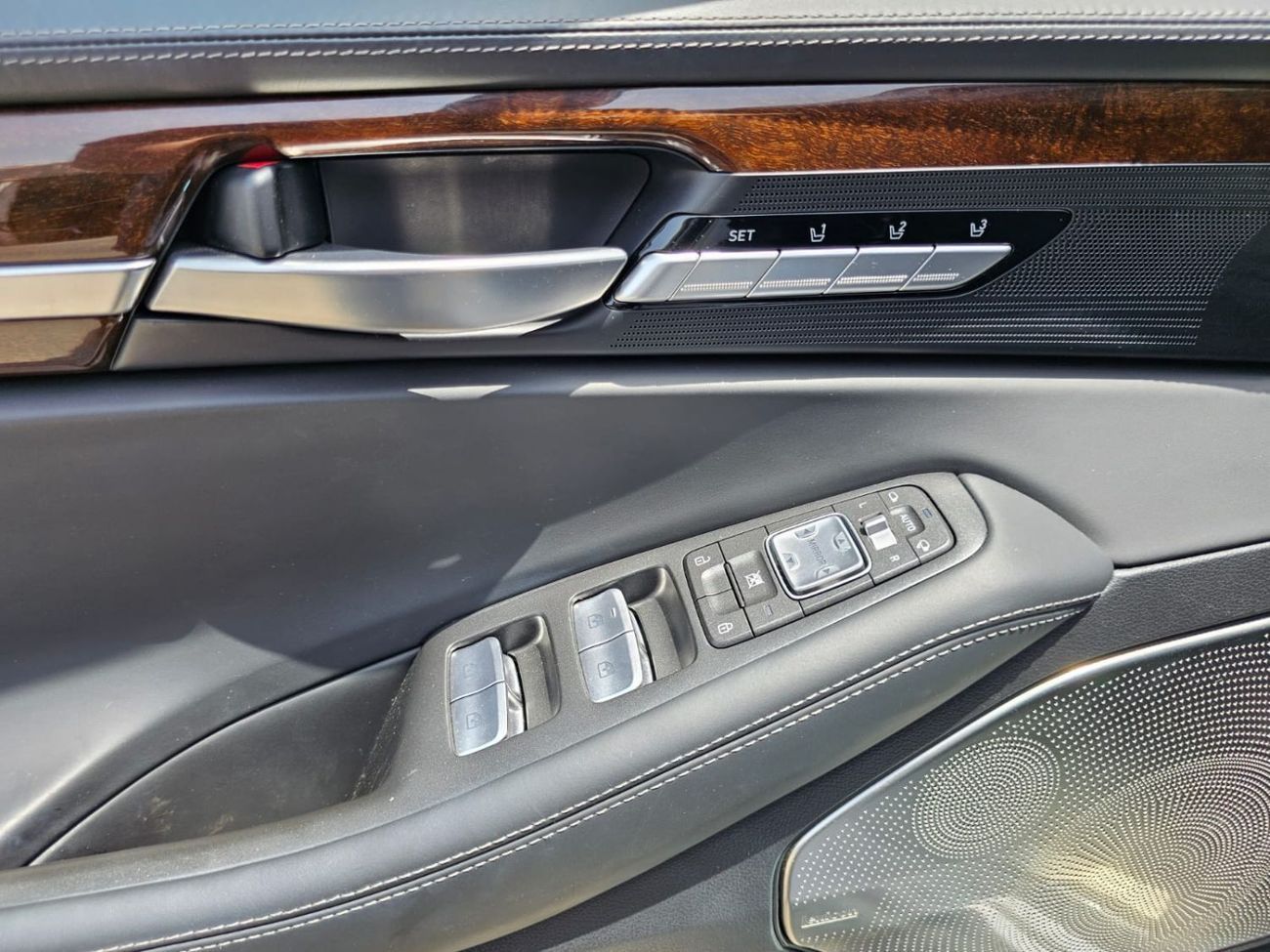 جينيسس G90 Royal 5.0L (410 HP)