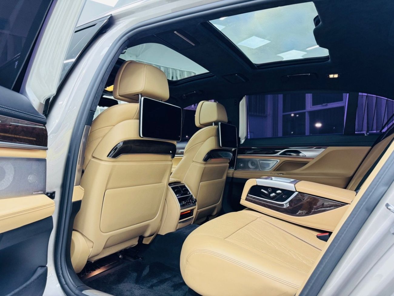بي أم دبليو 750Li Luxury 4.4L (523 HP)