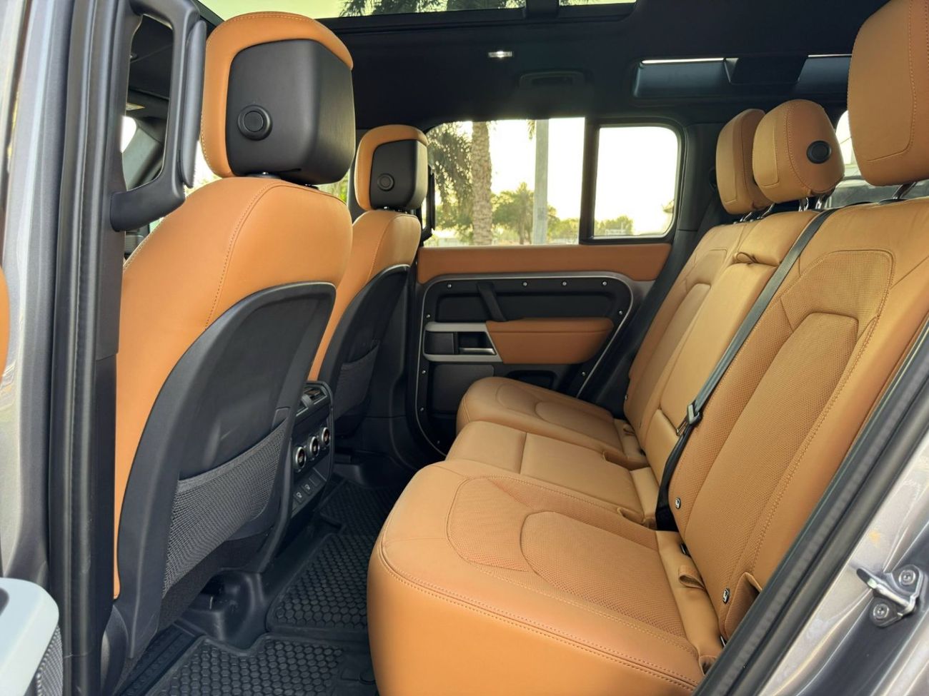 لاند روفر ديفندر 110 HSE P400 3.0L GERMAN SPEC NEAT AND CLEAN LESS KILOMETER