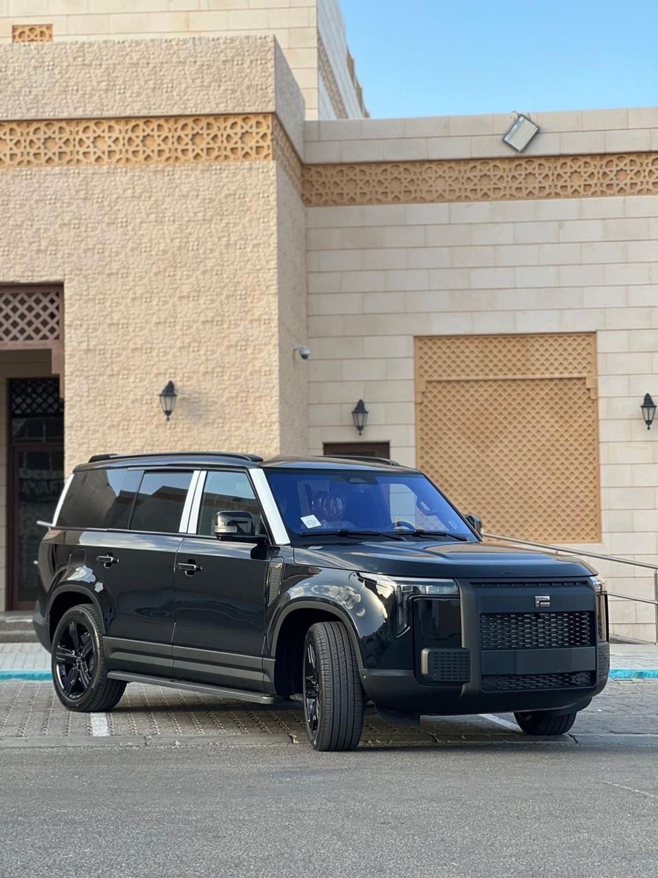 روكس 01 روكس 01 اسود من الخارج ابيض من الداخل ضمان evs