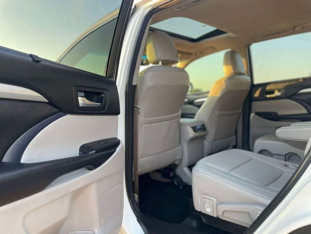 Toyota Highlander 2018 Toyota Highlander XLE 3.5L V6 Full Option Sunroof 7 Leather Seats - Radar & BSM Auto Trunk -