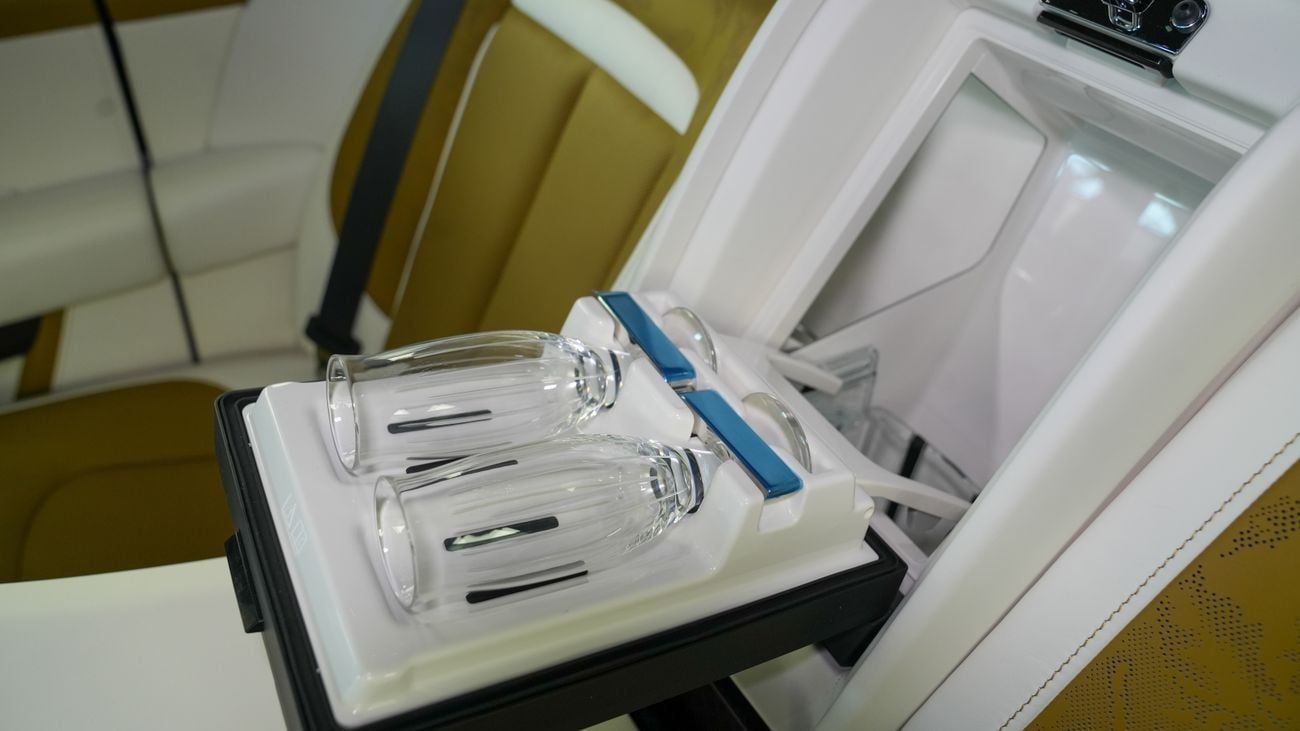 رولز رويس كولينان Rolls Royce Cullinan Black Badge - Bespoke Chartreuse - 2025