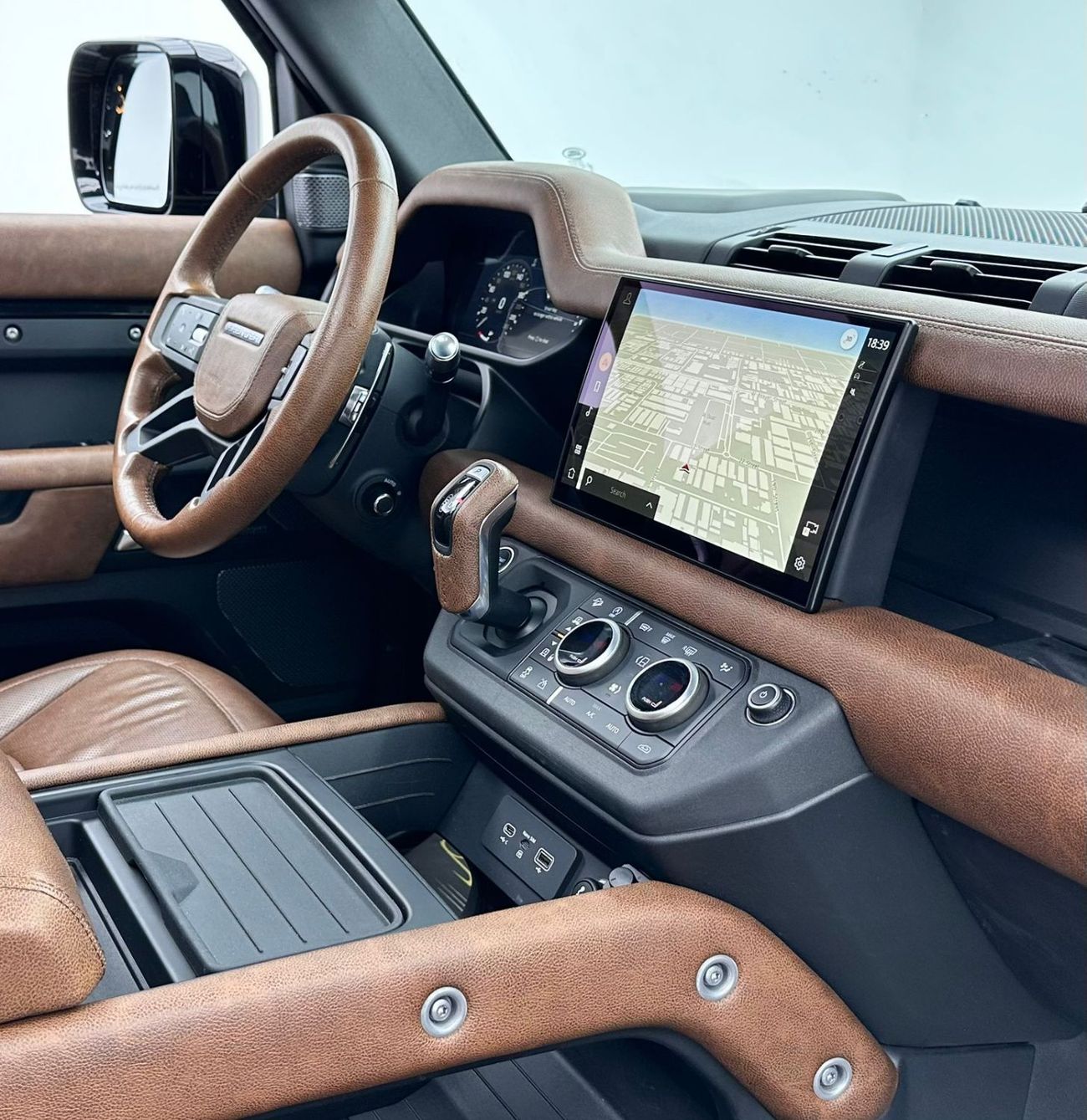 لاند روفر ديفندر 2022 Land Rover Defender 110 V8 Edition, Sep/2026 Land Rover Warranty, Nov/2027 Land Rover Service P