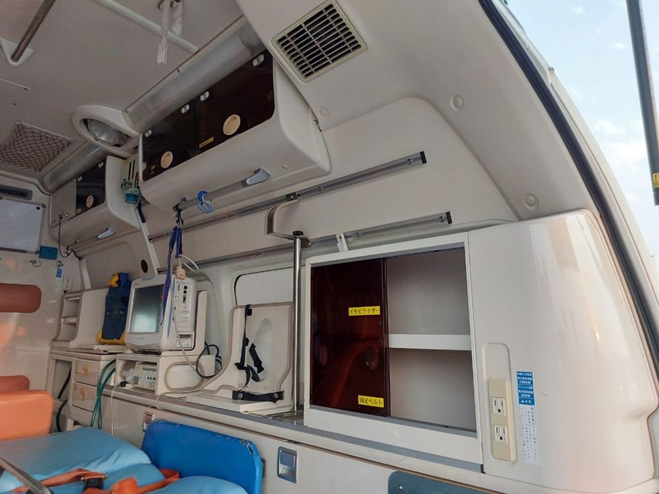 Toyota Hiace TOYOTA HIACE VAN AMBULANCE RHD 2015 MODEL 2.7 L PETROL AUTOMATIC(PM15128)