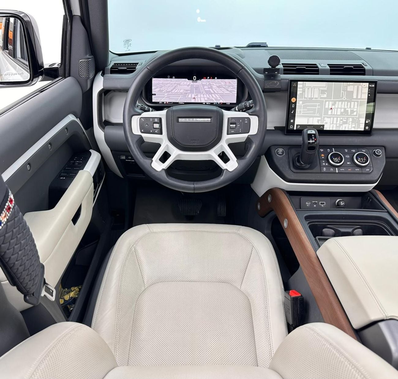 Land Rover Defender 2024 Land Rover Defender 110 HSE, 11/2028 Warranty, 01/2029 Service Contract, Land Rover FSH, GCC