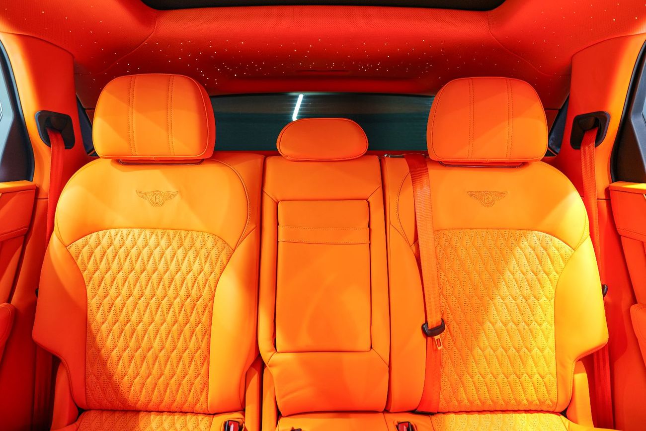 بنتلي بينتايجا W12, Carbon Fiber Body Kit, Panoramic Roof, Starlight Headliner, GCC Specs!!