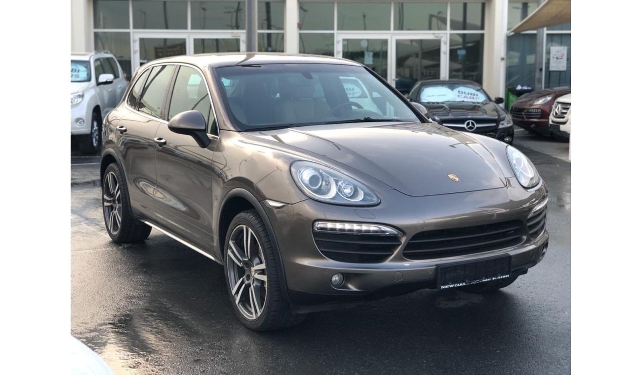 Porsche Cayenne Porsche Cayenne model 2011 GCC car prefect condition full option panoramic roof leather seats back c