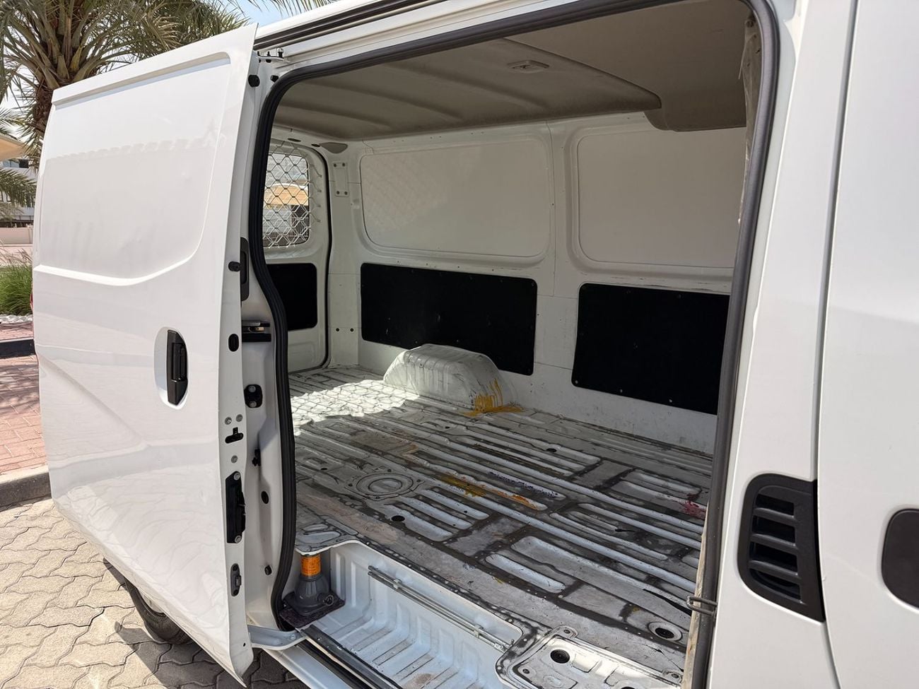 نيسان أورفان Panel Van Std 2.5L A/T (3 Seater) Petrol (4 Door)