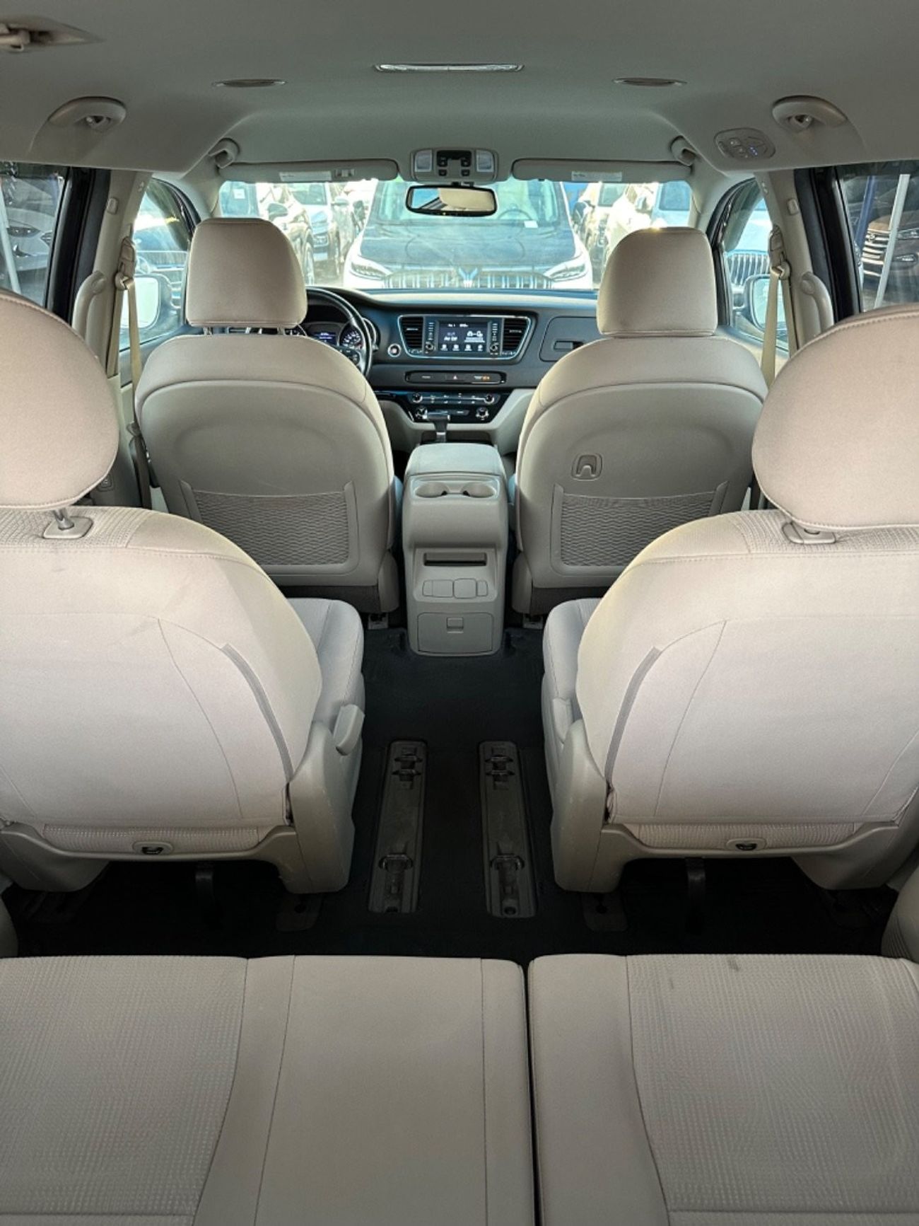 Kia Sedona car in perfect condition Kia sedona 2020 with engine capacity 3.3 car requires investment. in LX tri