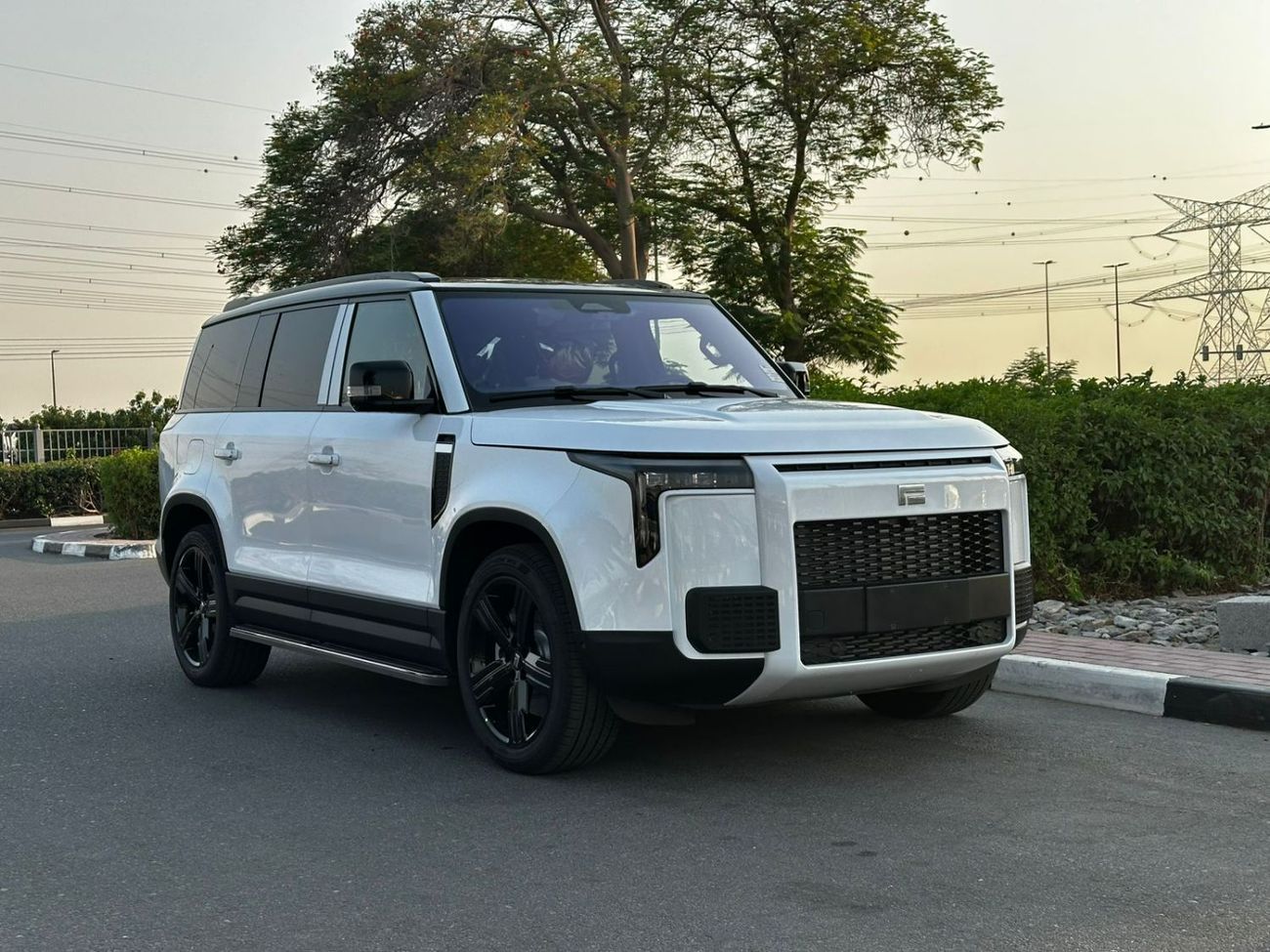 روكس 01 ROX 01 7 SEATS HYBRID White/Orange | Long range 2025