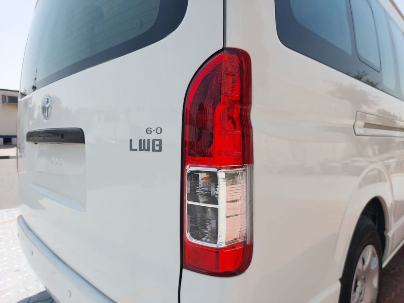 Toyota Hiace TOYOTA HIACE COMMUTER VAN RHD 2018 MODEL 3.0 L DIESEL AUTOMATIC(PM21278)