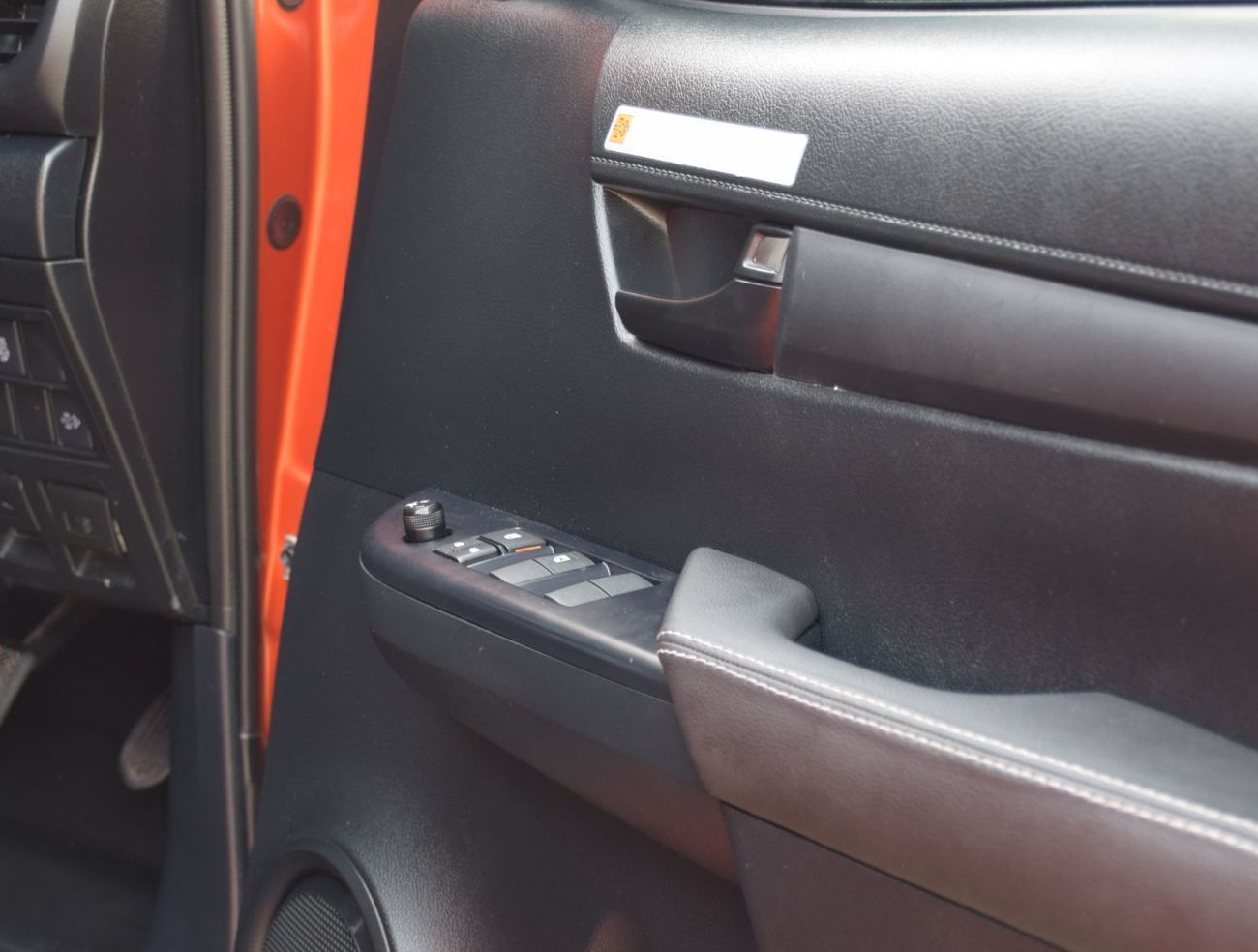 تويوتا هيلوكس AWD A/T Diesel 2.8 (Right Hand Drive)