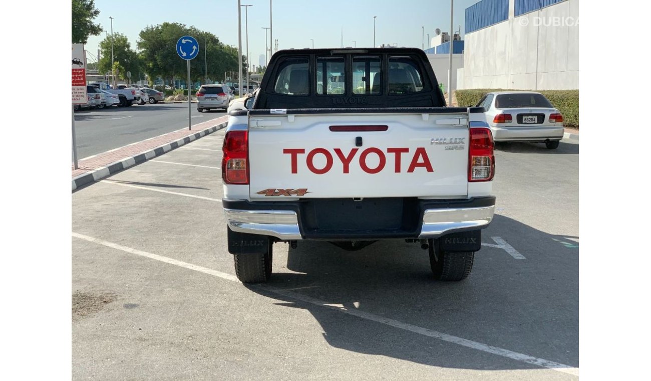 Toyota Hilux Pick Up SR5 4x4 2.7L Gasoline with Chrome Package