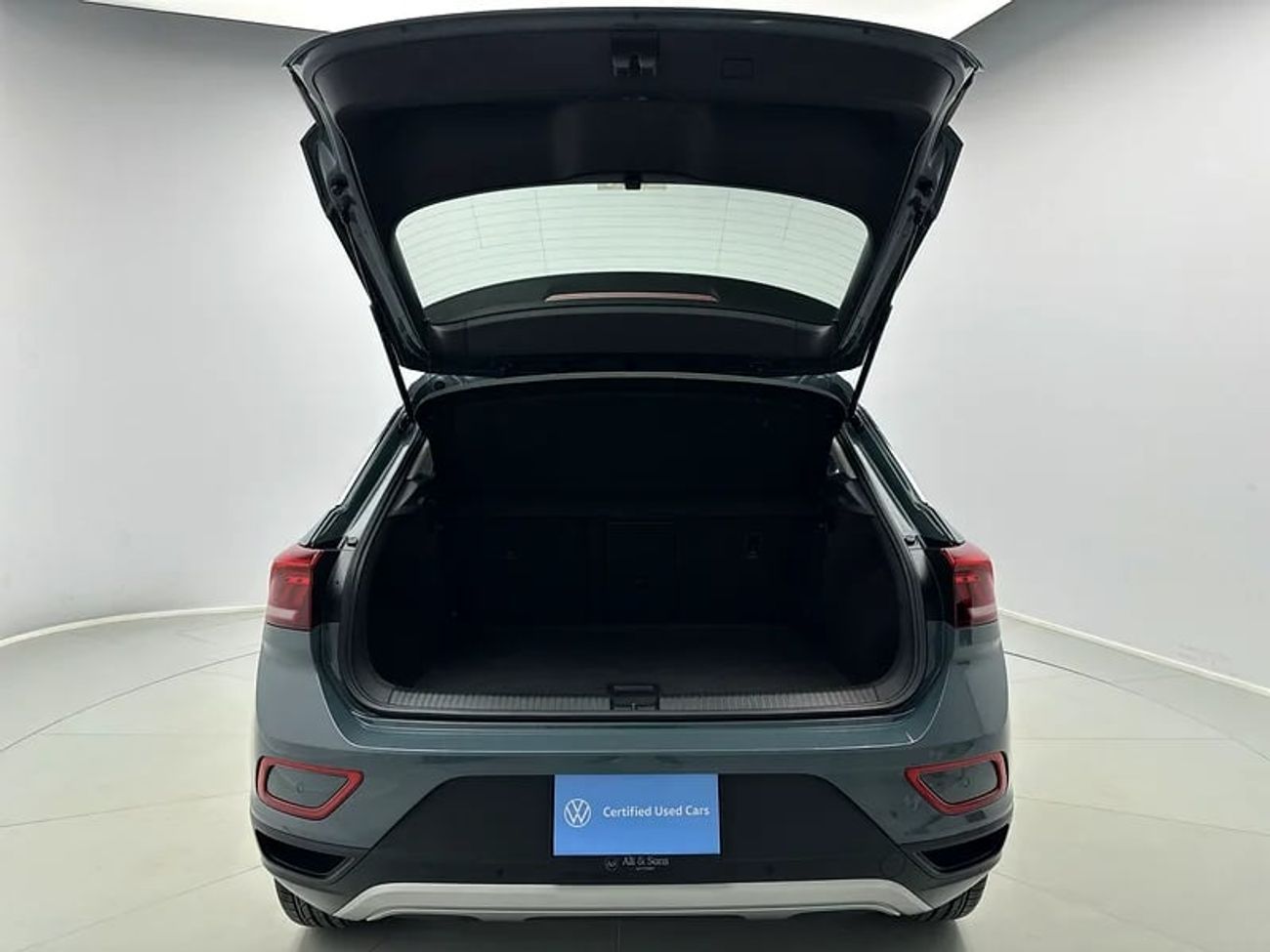 Volkswagen T-ROC T-Roc Life With camera (REF#36521) / WAS 74,900 AED - NOW 69,900 AED