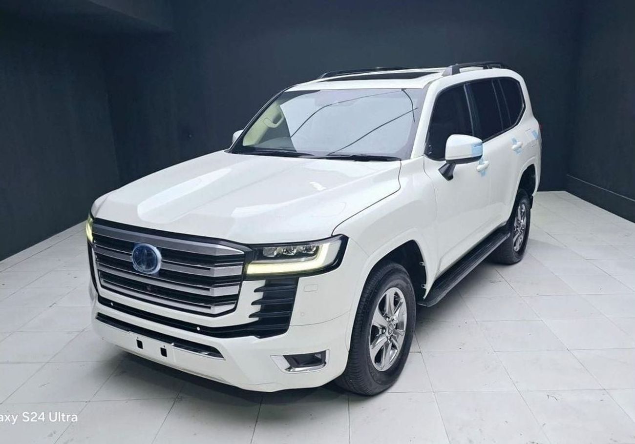 تويوتا لاند كروزر diesel 3.3 liter right hand drive in side beige sunroof leather seats