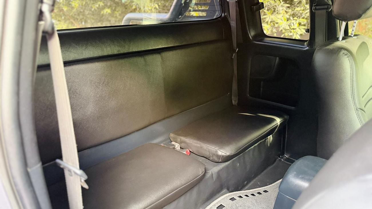 Toyota Hilux SMART CAB | MANUAL TRANSMISISON | 3.0L DIESEL | 4X4 SPORTS BAR | RHD