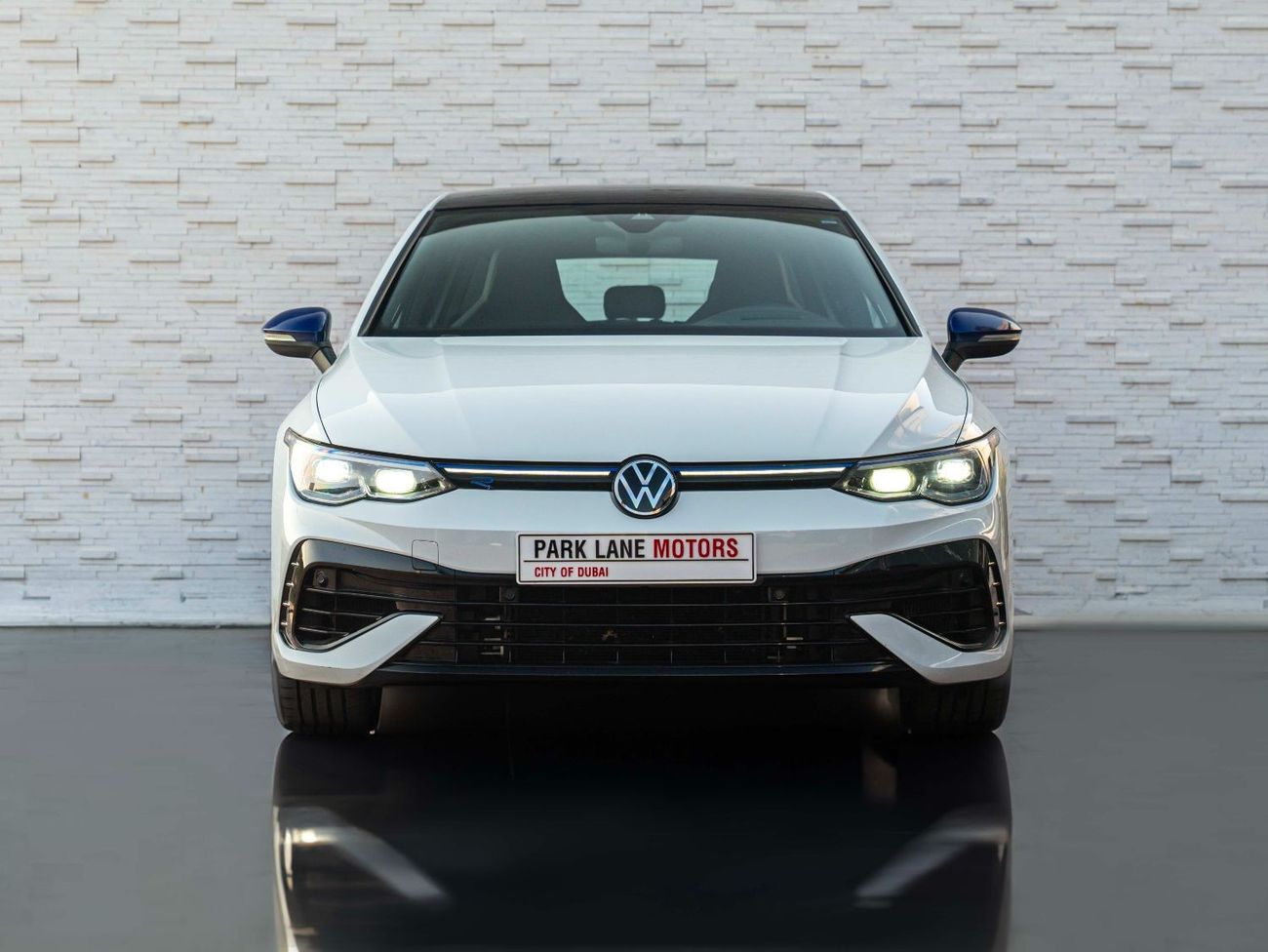 فولكس واجن جولف ار AED 2,595 PM • GOLF R • ONLY 17,000 KM • OFFICIAL VOLKSWAGEN WARRANTY UNTIL 07/2025 • CLEAN TITLE