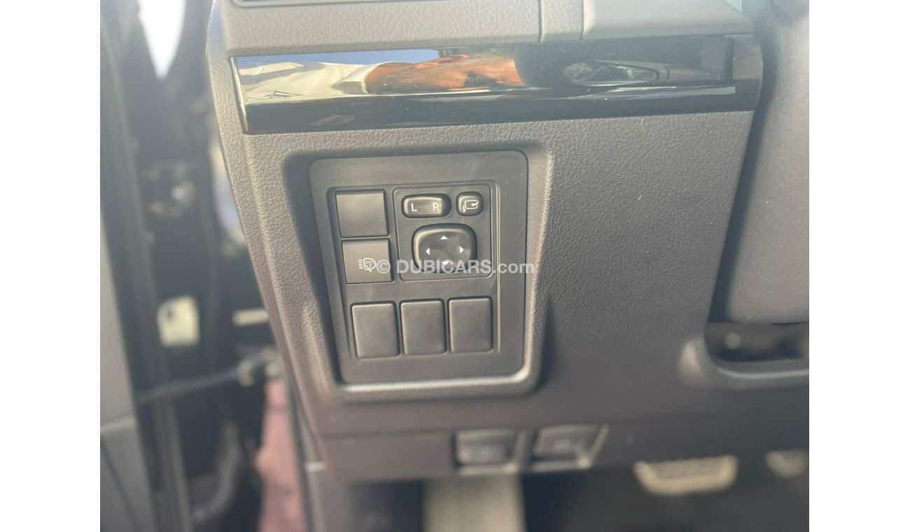 تويوتا برادو تويوتا برادو TXL 4.0L V6 بفتحة سقف لون اسود موديل 2022