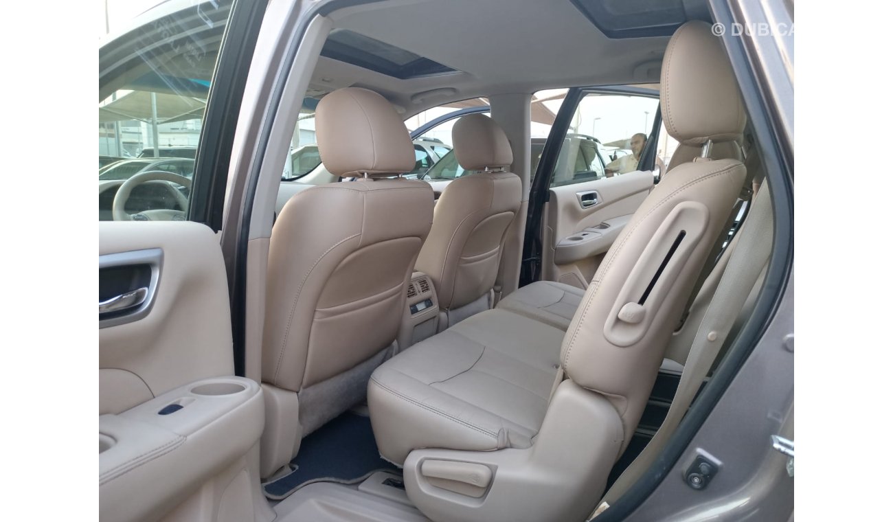 Nissan Pathfinder Gulf model 2014 leather panorama cruise control screen camera electric chair in excellent condition