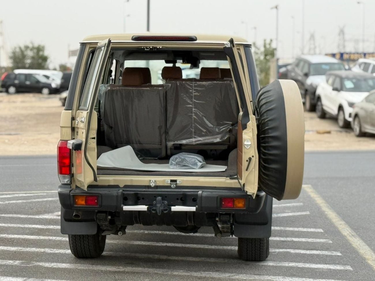 Toyota Land Cruiser 70 LX 2.8L FULL SAUDI WITH COOLING BOX AND COMPRESSOR