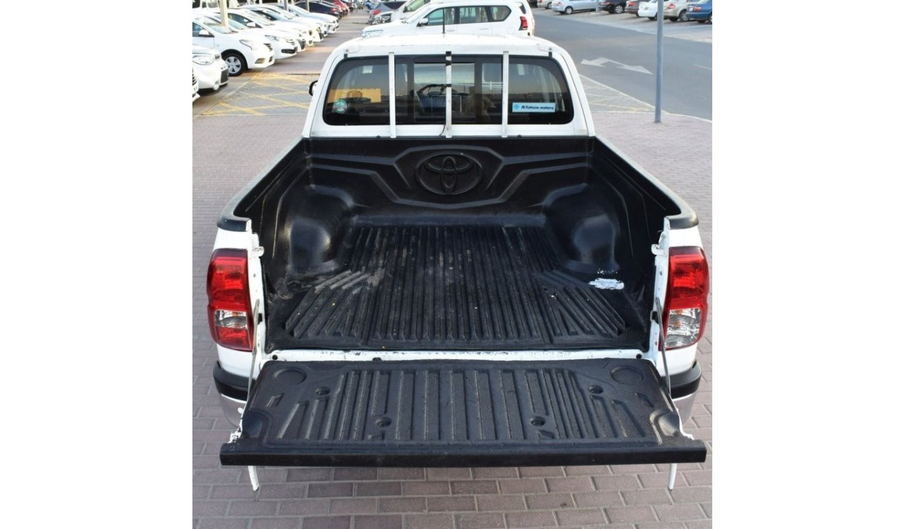 Toyota Hilux 2017 | TOYOTA HILUX GLX 4X2 | V4 4-DOORS | AUTOMATIC TRANSMISSION | GCC | VERY WELL-MAINTAINED | SPE