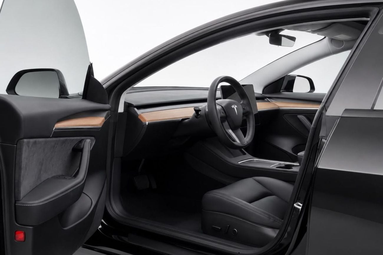 Tesla Model 3 Tesla Model 3 Long Range 2023 l Autopilot l AED 2,350 / Monthly