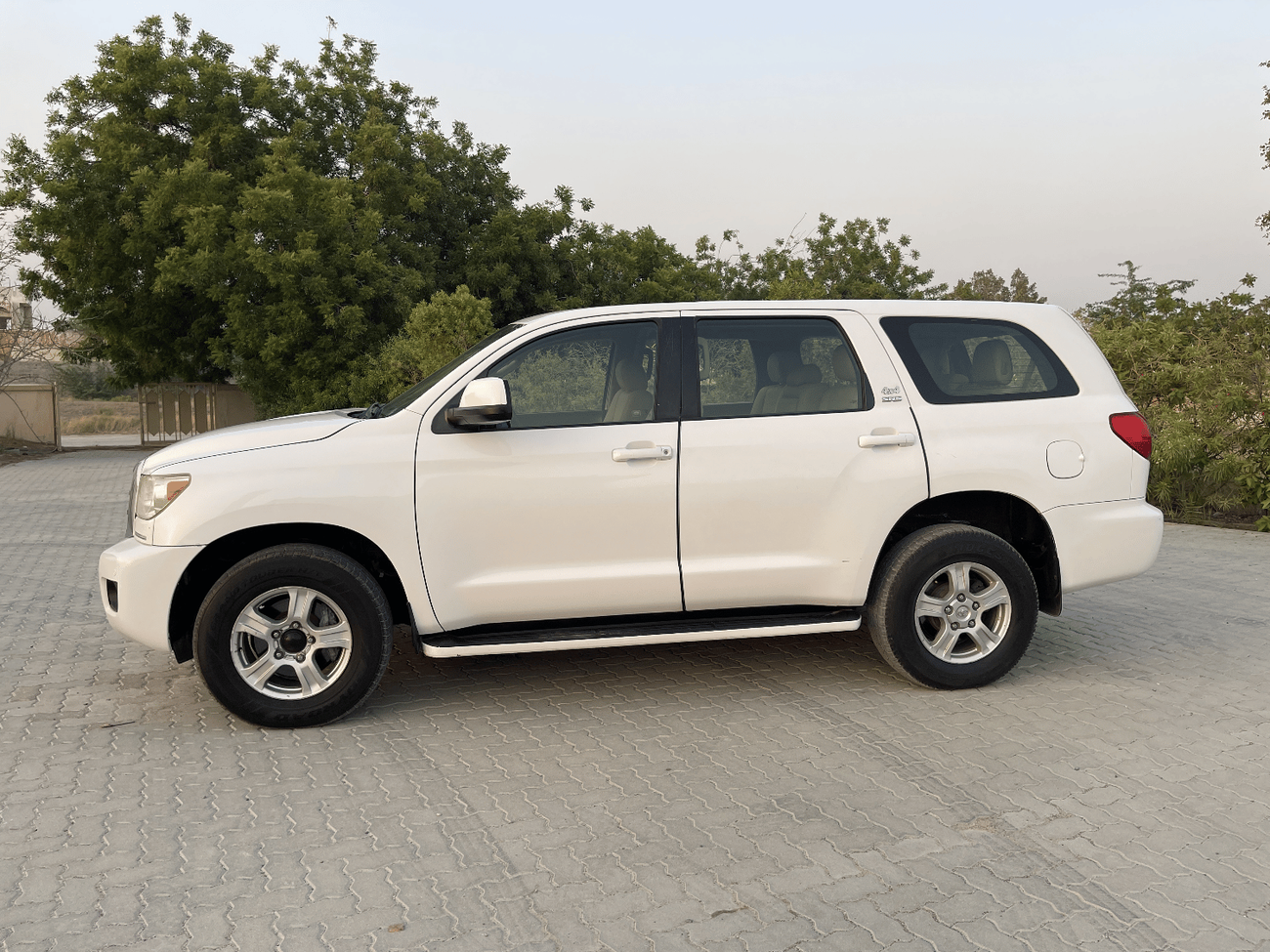 Toyota Sequoia Limited Toyota Sequoia   MODEL 2012  V8     L5,7   Excellent Condition (GCC  _ SPEC) - VERY GOOD CON