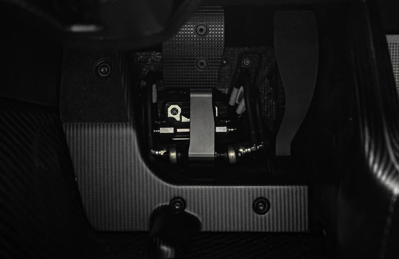 أستون مارتن فالكيري 6.5L V-12 Naturally Aspirated V12  Engine + eMotor