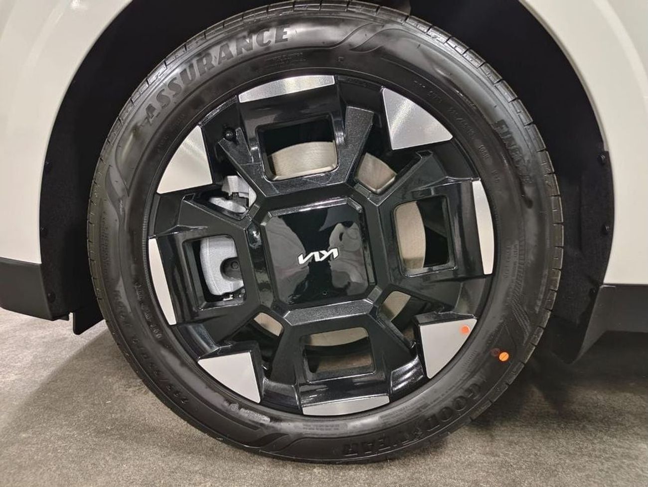 Kia Carnival 3.5L Petrol, Leather Seats, Big DVD Screen 2025MY