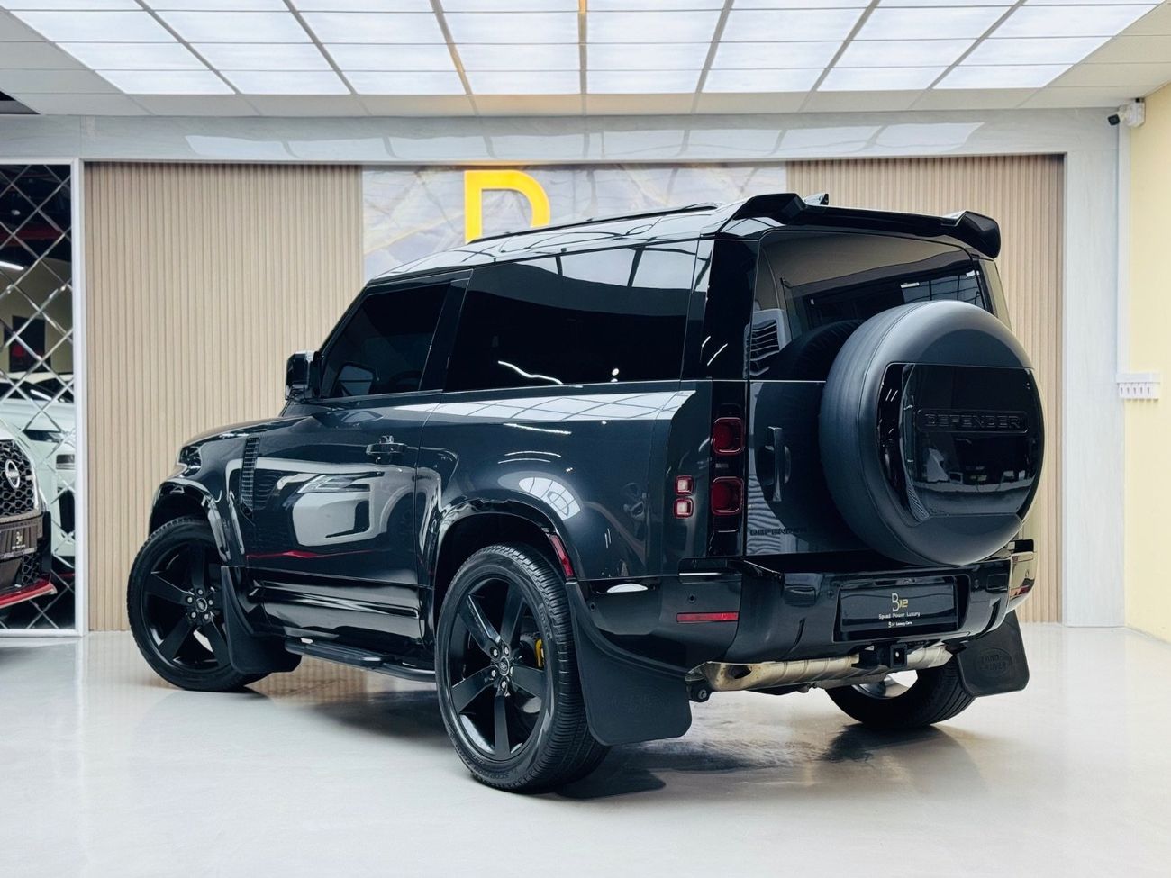 Land Rover Defender P300 90 SE 2.0L (5 Seater)