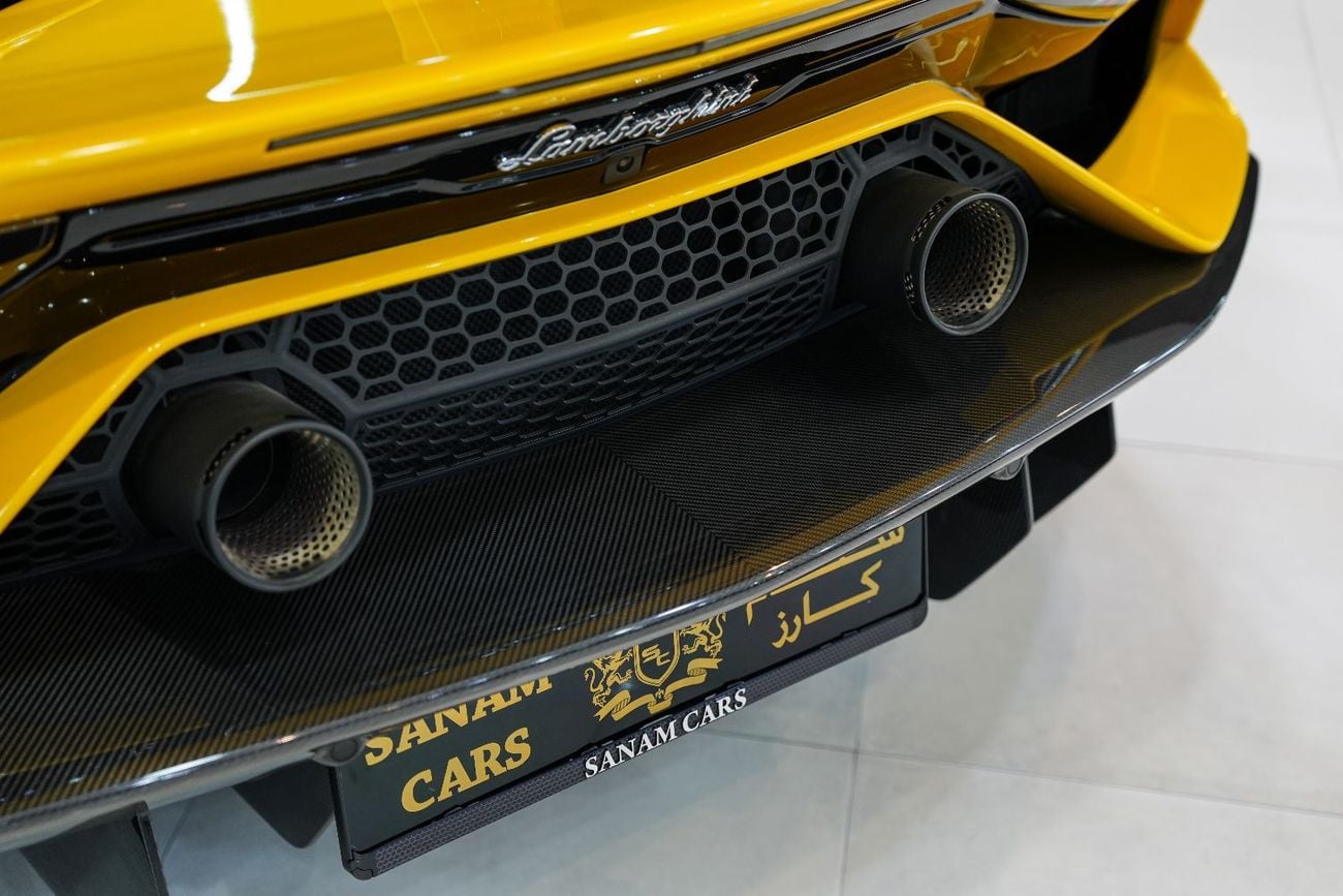 Lamborghini Aventador Roadster SVJ, 1 of 800, Full Carbon Fiber Package, Very Low KM!!